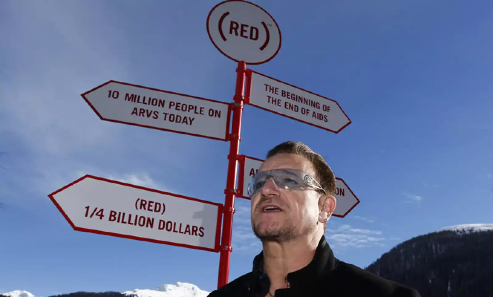 Cantante y cofundador de (RED), posa delante de un cartel durante una sesión fotográfica en el Foro Económico Mundial (WEF) en Davos.