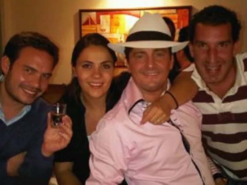 Con motivo de su cumpleaños, varios de sus amigos lo sorprendieron en su suite en el Camino Real para darle el abrazo, luego se fueron a cenar al restaurante China Grill.