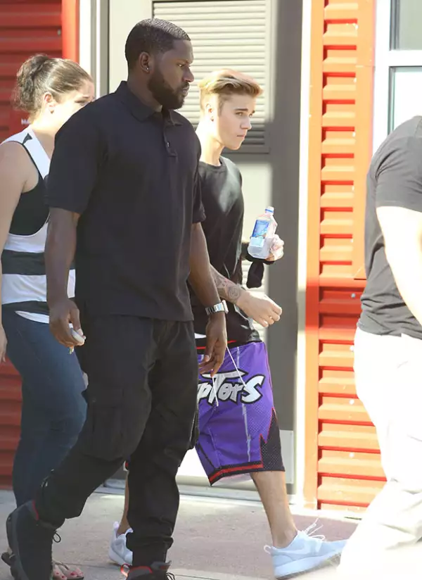 El cantante mostró sus atributos durant un paseo en LA.