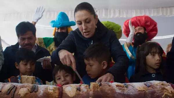 (Claudia Sheinbaum, jefa de gobierno de la CDMX, corta la Rosca de Reyes)