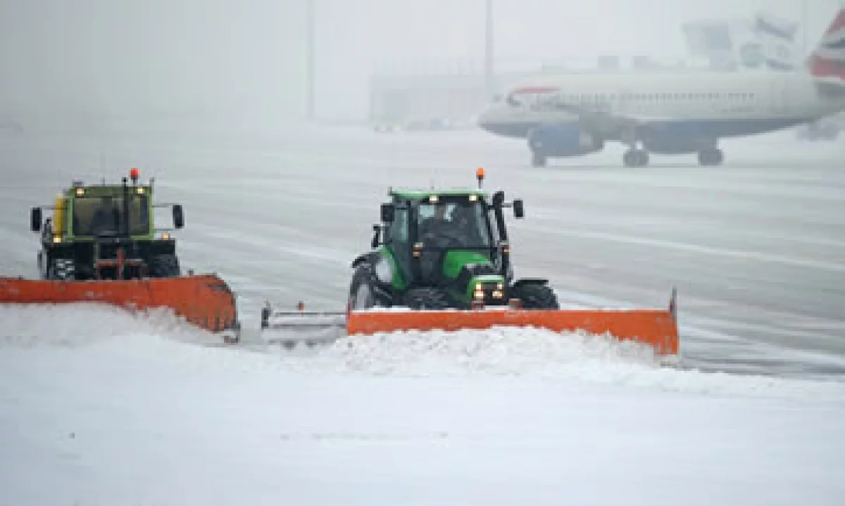 Máquinas retiran la nieve en la pista del aeropuerto de Munich, Alemania. (Foto: AP)