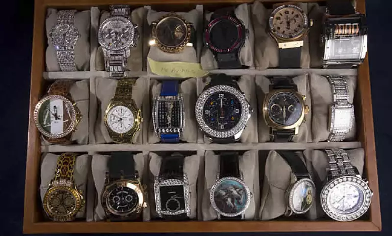 En la bóveda de un banco Expansión observó otros objetos incautados, desde relojes de más de 20,000 dólares, como los Patek Philippe y Hublot, hasta exquisitos cristales austriacos.