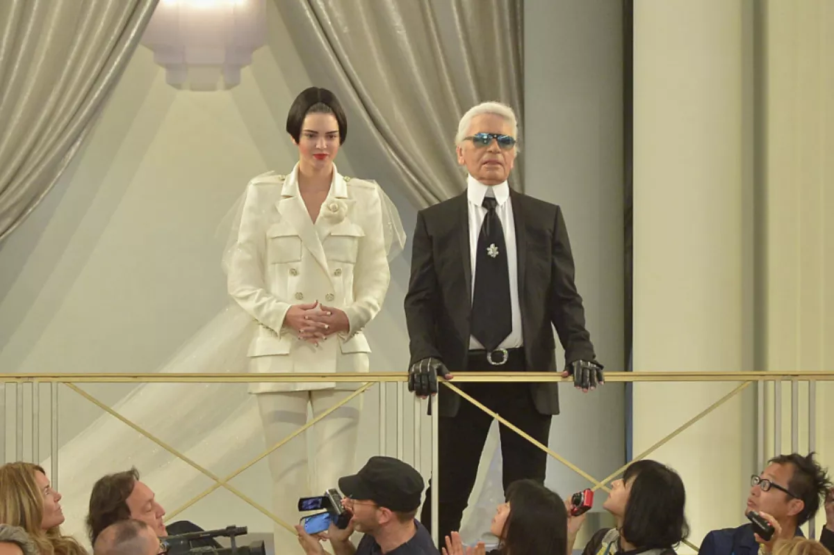 Kendall Jenner cerrando la pasarela de Chanel con Karl Lagerfeld