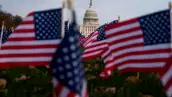 Las banderas estadounidenses ondean frente al Capitolio de los Estados Unidos más de un mes después del continuo cierre del gobierno de los Estados Unidos en Washington, D.C., EE. UU., el 7 de noviembre de 2025.