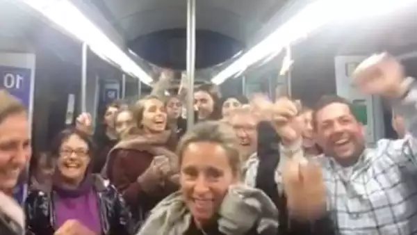 Personas cantando "La Bicicleta" en el metro de Madrid