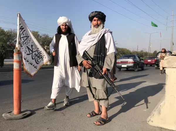 Miles de personas buscan huir de Afganistán tras la entrada en los talibanes en Kabul, la capital afgana. Muchos temen que se vuelva a instaurar un régimen basado en una visión ultrarrigorista de la Shira, o la ley islámica, que limitó en extremo las libertades civiles, especialmente las de las mujeres. 