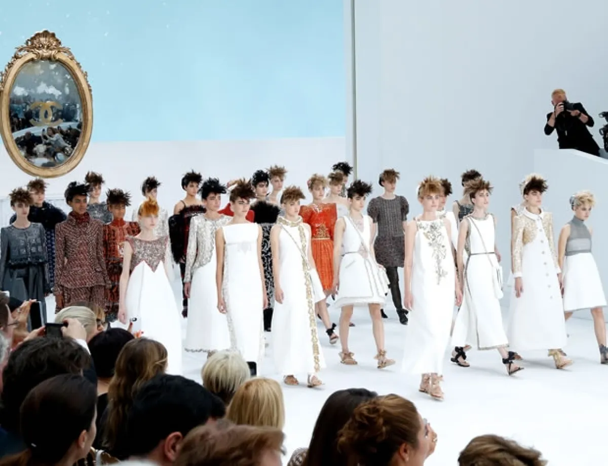 La mayoría de los vestidos blancos llevaban detalles en dorado, lo que le dio un toque bridal y angelical al show.