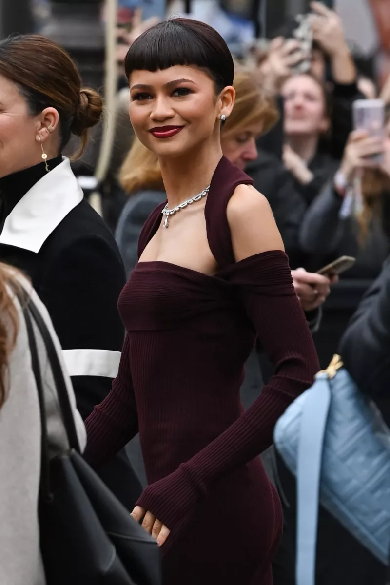 Zendaya está convirtiendo el fleco extra corto en su statement de belleza.