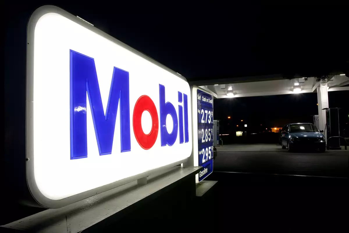 ExxonMobil reportó una caída histórica en sus ganancias para los tres primeros meses de 2016.