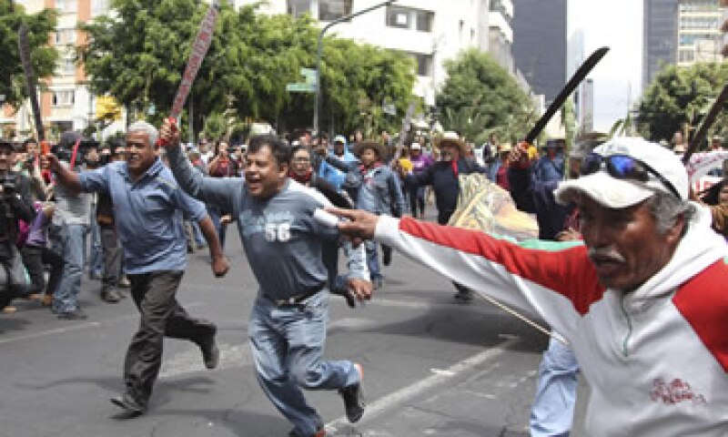 ‘Tierra sí, aviones no’, era la consigna de los más de cien campesinos que participaron en la manifestación. (Foto: Cuartoscuro)