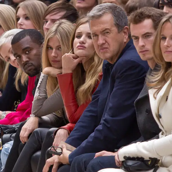 El fotográfo Mario Testino, Kanye West, Sienna Miller y Rosie Huntington fueron invitados de honor en la presentación de la temporada Primavera-Verano 2012 de la casa Burberry.
