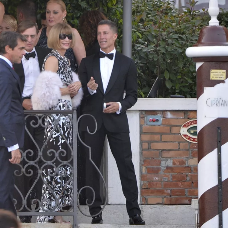 La pareja se casó en una ceremonia simbólica en un lujoso resort de Venecia y el lunes celebrarán su matrimonio por el civil en la misma ciudad.