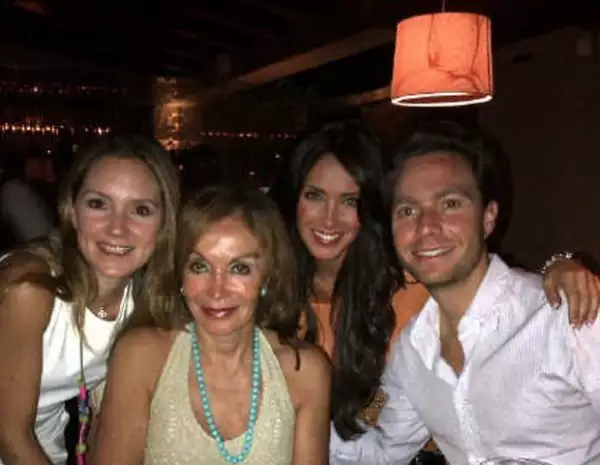 Con las mujeres de su vida: su hermana Fernanda, su madre Leticia y su prometida Anahí.