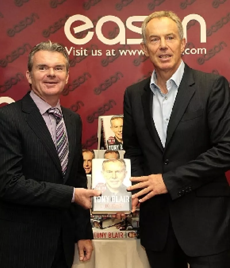 Manifestantes antibélicos se valieron de todo para protestar contra el ex primer ministro británico cuando llegó a autografiar su libro 'A Journey'.