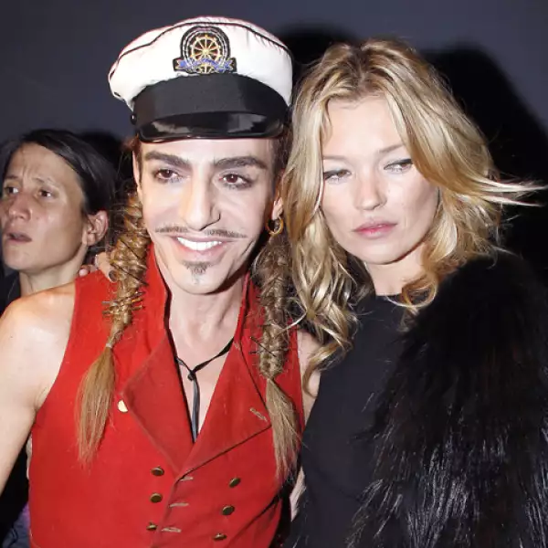 La modelo Kate Moss acaba de anunciar que el excéntrico diseñador John Galliano es quien hará su vestido de novia.