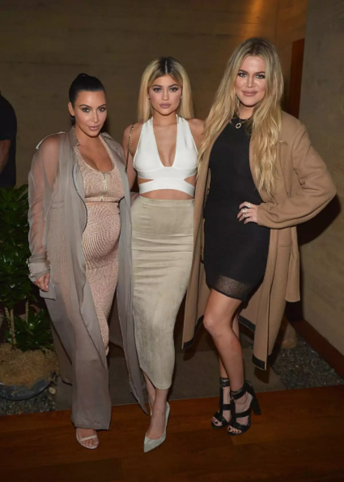 Con un color "dirty blonde", Kylie aparece por primera vez en un evento en Malibú, al lado de sus hermanas y su mamá.