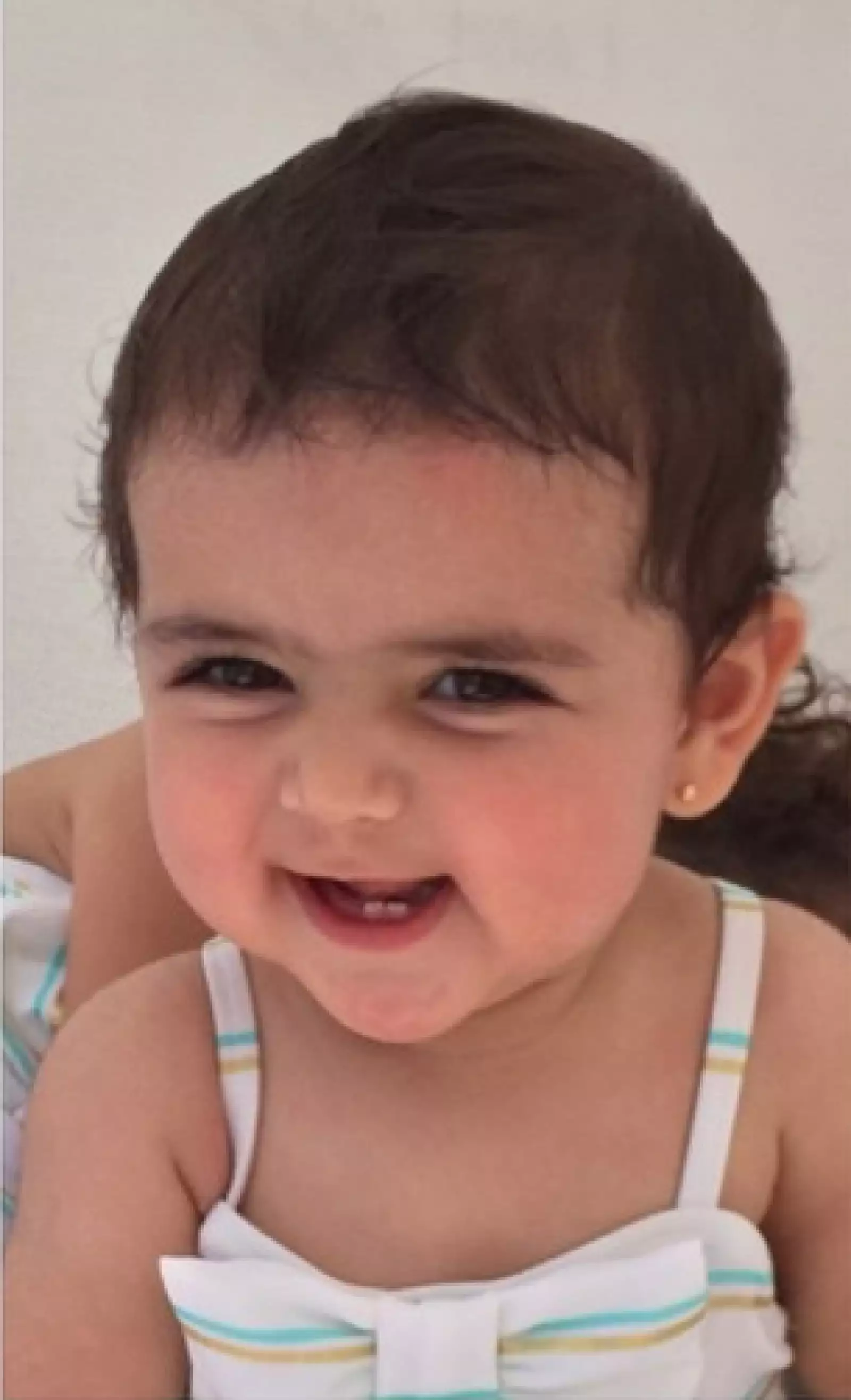 Su mirada coqueta y cachetes rosados hacen de Caro una bebé encantadora.