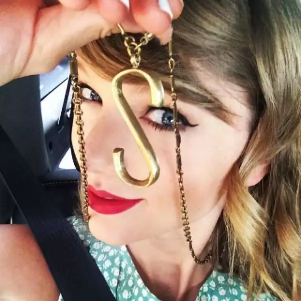 Taylor Swift rindió tributo a Selena en su más reciente cumple con este accesorio.