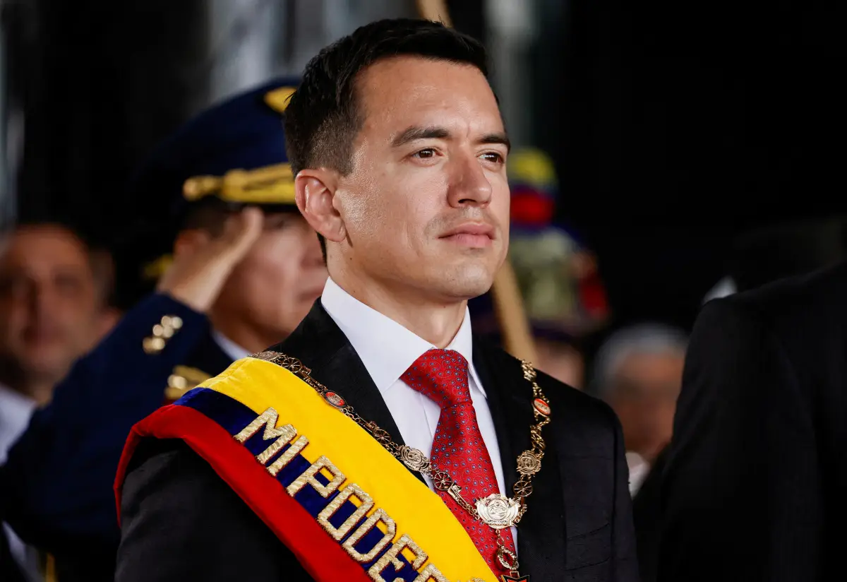 El presidente de Ecuador, Daniel Noboa, espera seguir su discurso a los legisladores, relatando sus esfuerzos para mejorar la seguridad y la economía desde que asumió el cargo, en la Asamblea Nacional, en Quito, Ecuador, el 24 de mayo de 2024.
