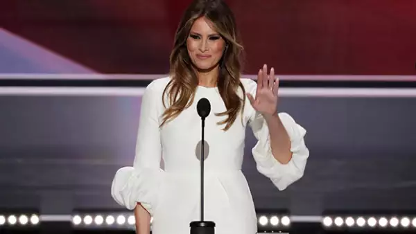 La esposa de Donald Trump no sólo sorprendió por su speech “robado” en la Convención Nacional Republicana, también lo hizo por su vestido, el cual tuvo un ‘efecto Kate Middleton’.