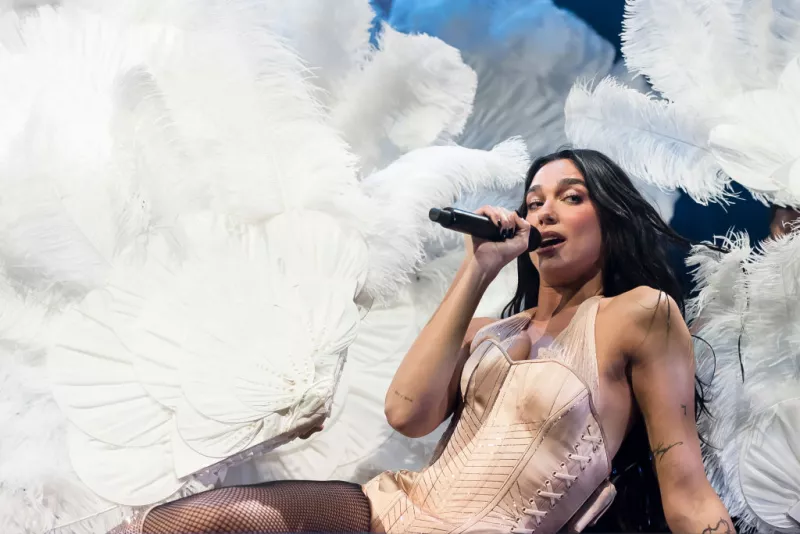 Foto de Dua Lipa en marzo de 2025 durante un concierto de su gira mundial en Australia.