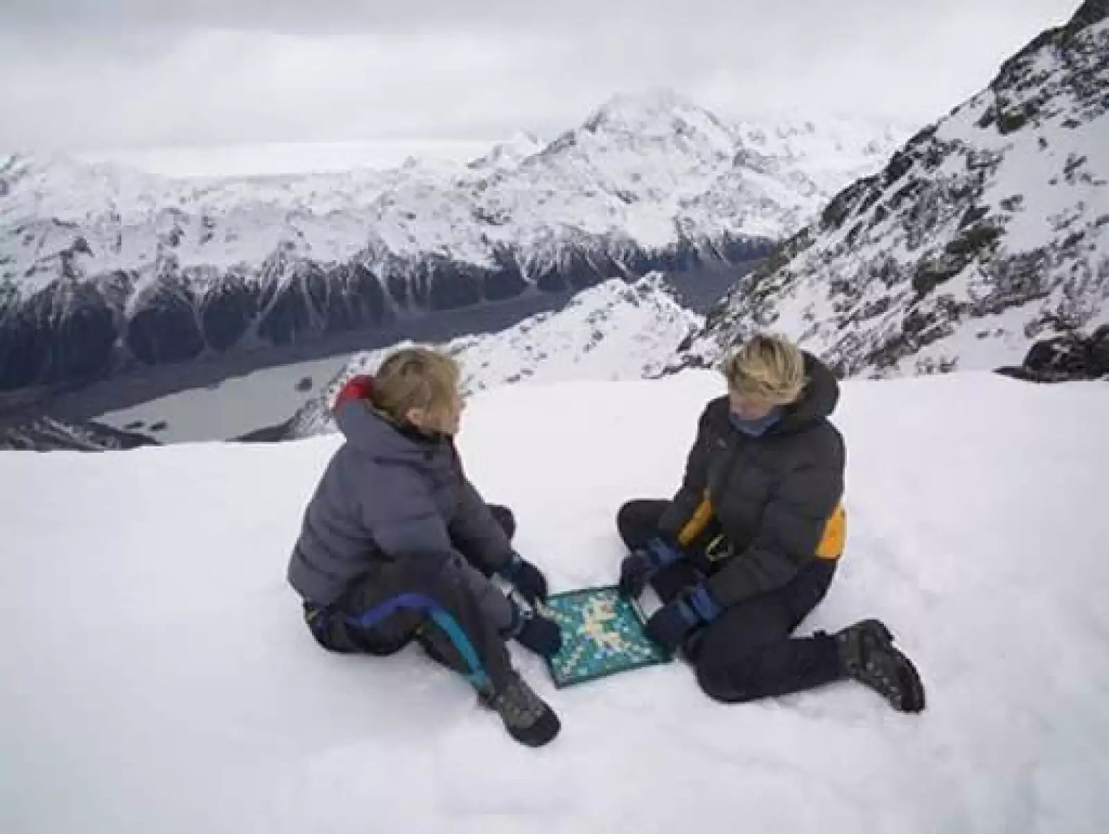 El juego estuvo más que frío cuando los fanáticos Nicola Graham y Bim Hargreaves tomaron un descanso de su excursión a 2749 metros sobre el nivel del mar en el Monte Cook en Nueva Zelanda para jugar.
