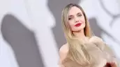 Foto de Angelina Jolie durante la alfombra roja de la película 'Maria', en el Festival Internacional de Cine de Venecia 2024. Lleva el cabello rubio, largo y los labios rojos.