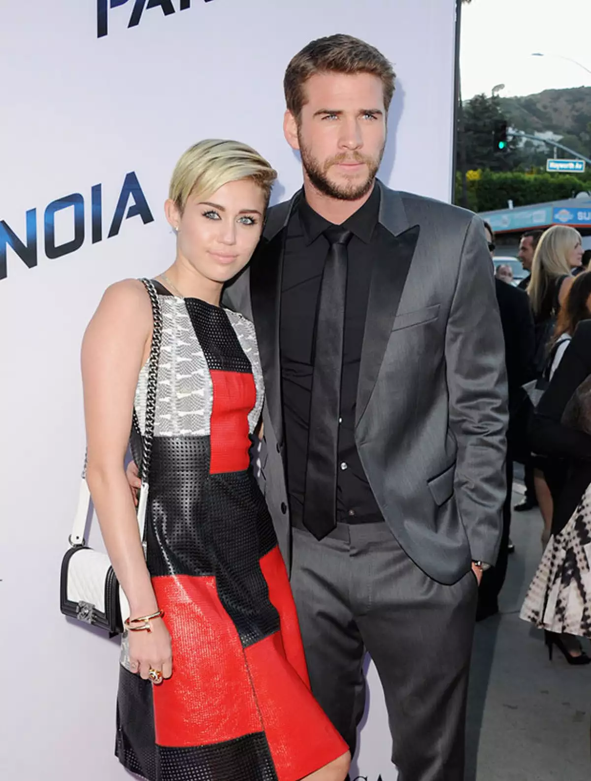La cantante afirma que mantiene una relación muy cercana con su exprometido Liam Hemsworth.