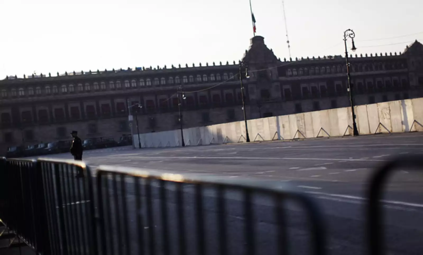 En el Palacio Nacional, escenario de la reunión entre Enrique Peña Nieto y Barack Obama, se colocaron barricadas.