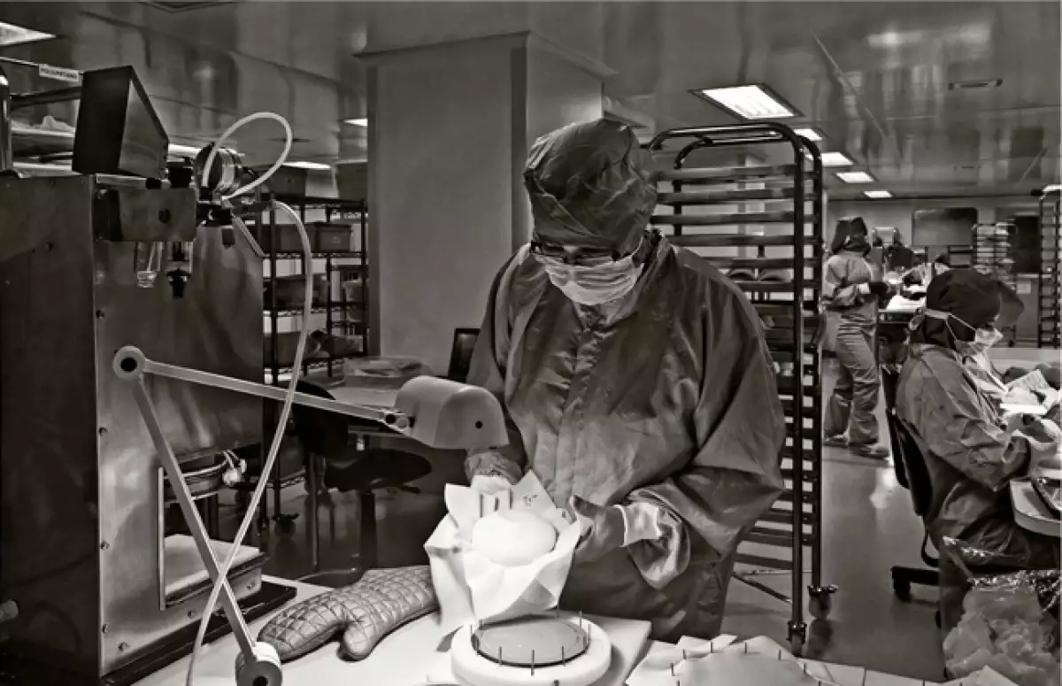 �rea de llenado y pesaje de implantes mamarios