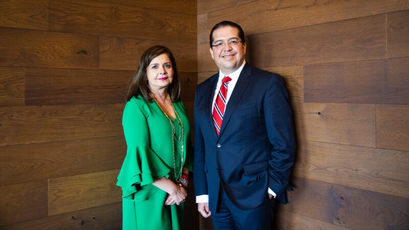 Mónica Flores Barragán y Jorge Torres, presidentes saliente y entrante de la AmCham.