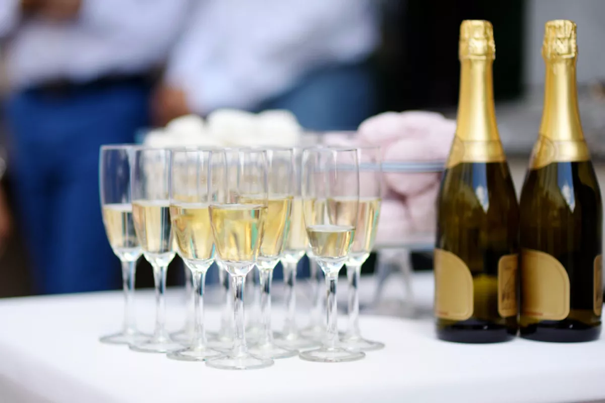 El origen de la champagne y su viaje de elegancia efervescente

