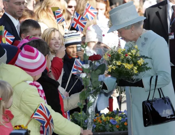 ¿Qué le regalarías a alguien que lo tiene todo? Si no lo sabes aquí te dejamos una lista de los presentes más sorprendentes que ha recibido la Familia Real Británica.