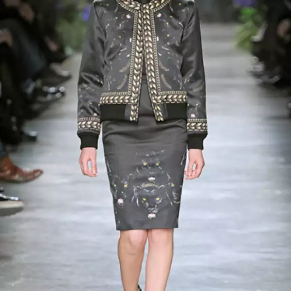 Inspirado en la portada de un disco de Roxy Music en el que aparece una dominatrix con una pantera como mascota, Givenchy propuso en su colección Otoño-Invierno 2011 una amplia gama de piezas con la cara de este felino.
