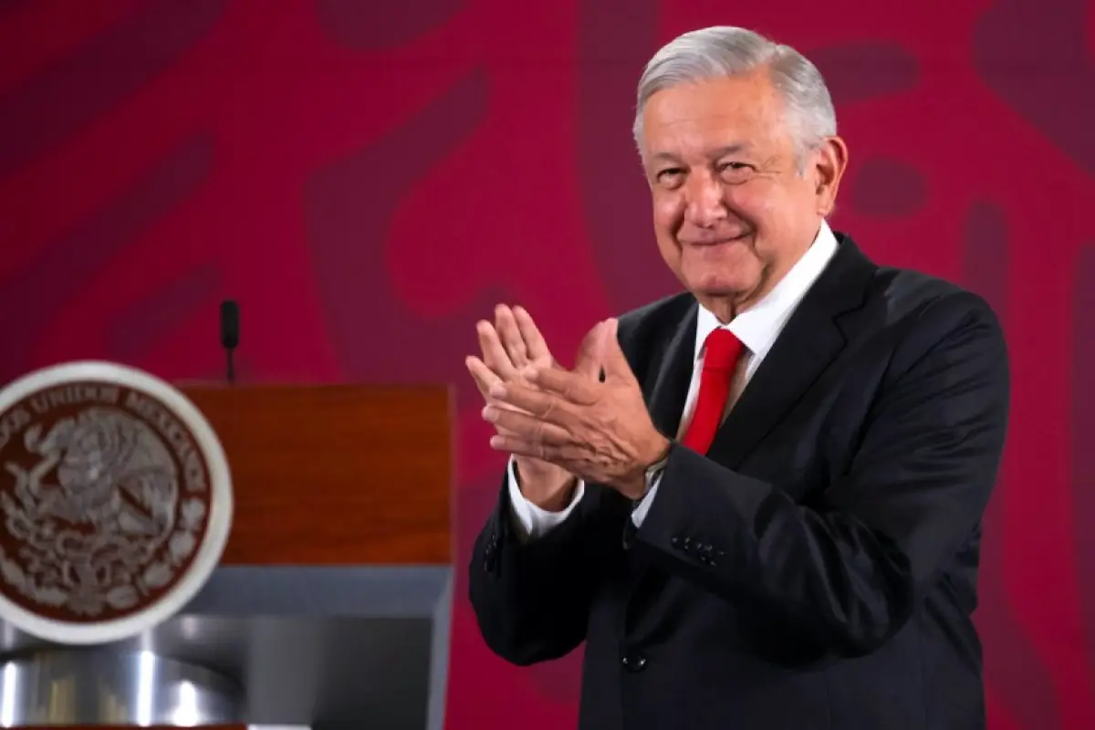 autoelogios amlo.jpeg
