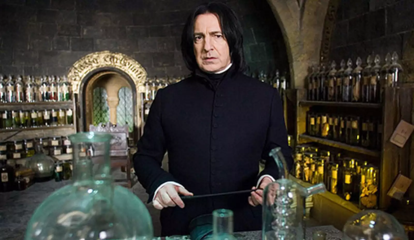 Severus Snape es sin duda uno de los maestros la mayor parte del tiempo odiado por los alumnos de Hogwarts en las famosas películas de Harry Potter. Es un personaje oscuro y que aparentemente goza de poner en ridículo a sus aprendices.
