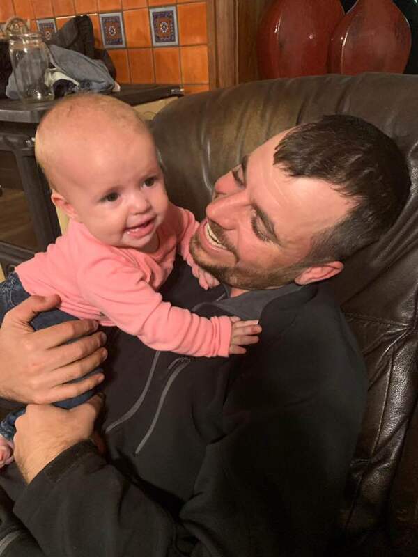 Faith en brazos de su padre Tyler