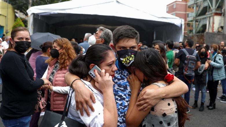 People react to an earthquake in Mexico City