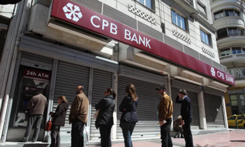 Los pequeños ahorradores reclamaron la propuesta anterior para gravar depósitos. (Foto: AP)