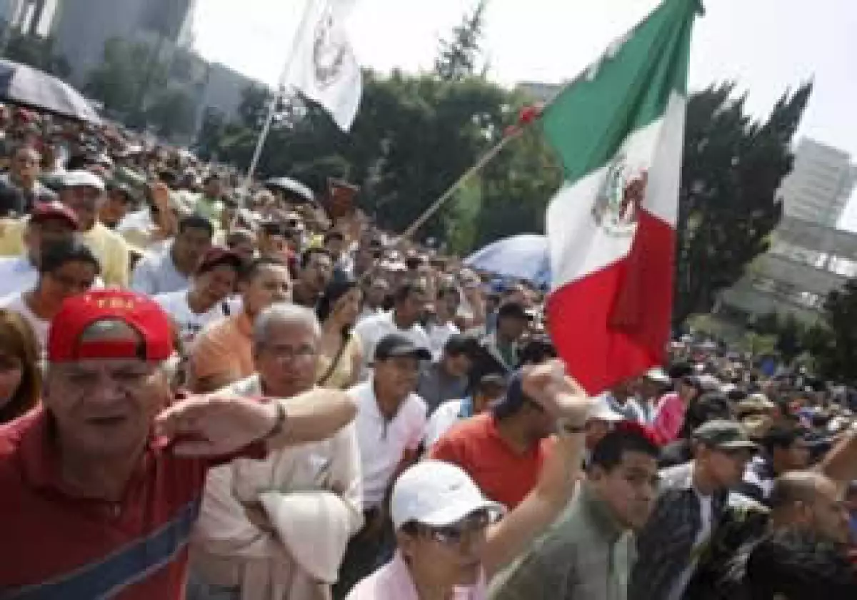 Los trabajadores realizaron un mitin en el Monumento a la Revolución. (Foto: Reuters)