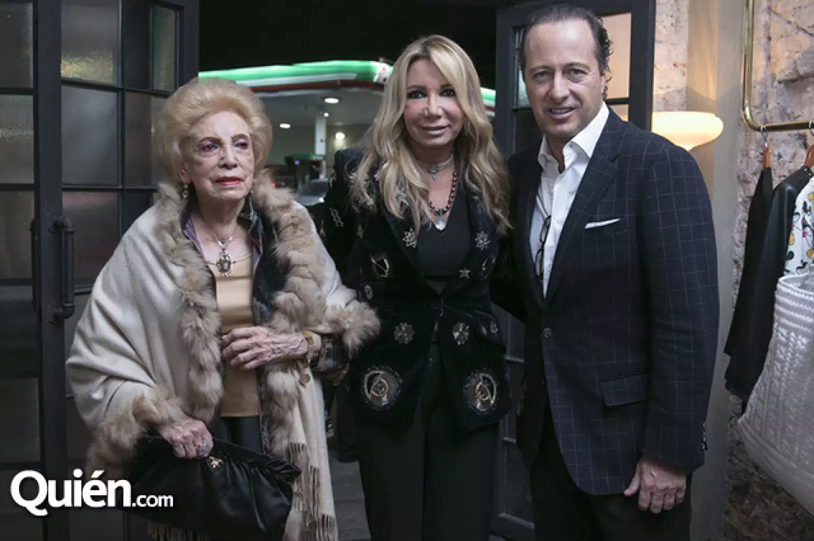 Olympia y Olimpia Hernández Pons con Santiago Saldivar