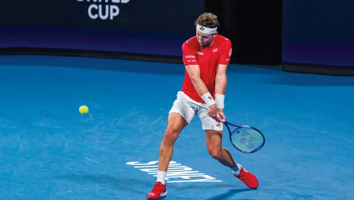 Foto de Casper Ruud con la raqueta entre las manos listo para recibir una pelota de tenis.