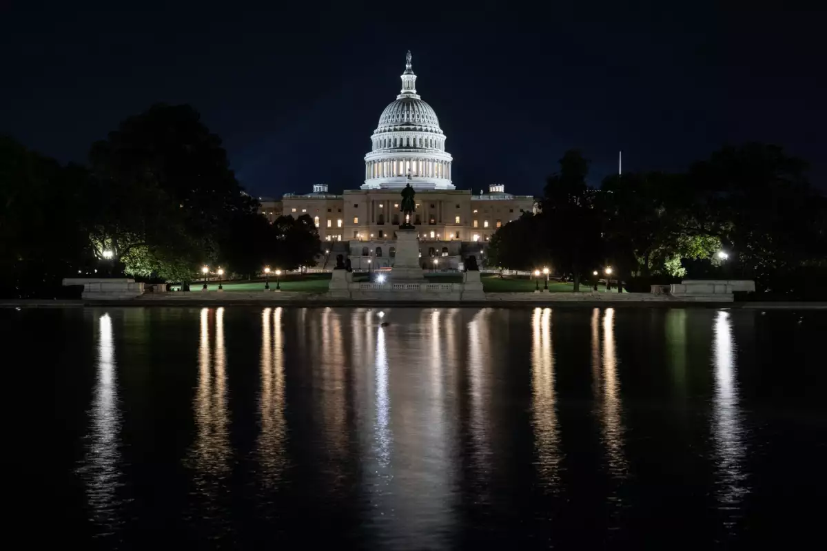 El Capitolio de los Estados Unidos se ve iluminado horas antes de que un cierre parcial del gobierno entre en vigor en Washington, DC, el 30 de septiembre de 2025. El gobierno de los Estados Unidos se dirigió a su primer cierre en seis años el martes, con fondos que expiraron a medianoche después de que los demócratas lucharan en una guerra de palabras con Donald Trump y los senadores rechazaran una última oferta para mantener las luces encendidas.