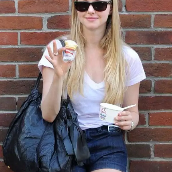 Amanda Seyfried puede darse el lujo de deleitarse de vez en cuando con helados, pues tiene uno de los cuerpos más esbeltos de Hollywood.