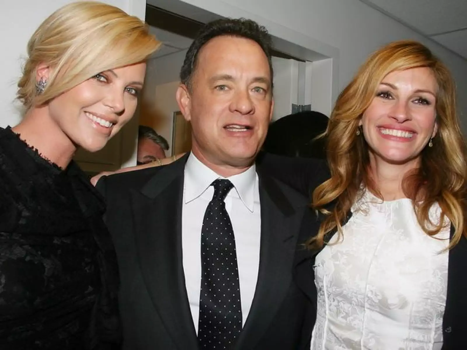 Charlize Theron y Julia Roberts lucieron muy contentas en el homenaje de su compañero y amigo.