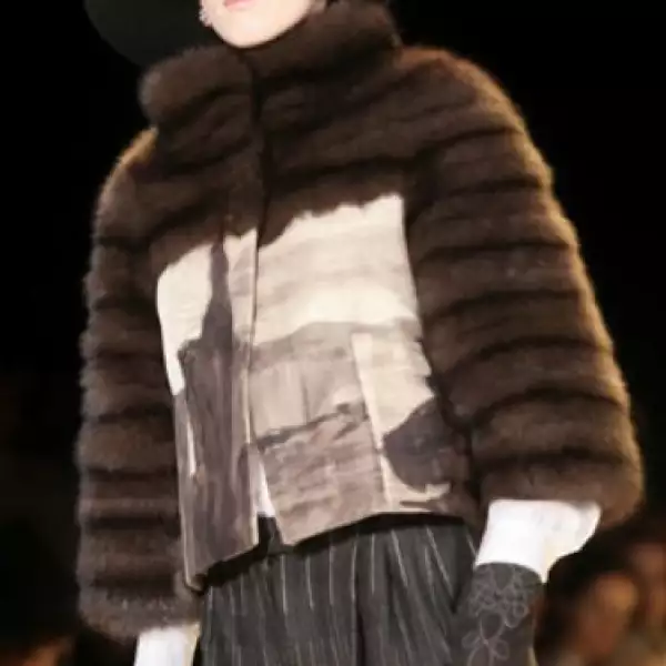 Herrera se decantó también por la aplicación de pieles en abrigos, chaquetas y boleros combinados con mohair y lana.