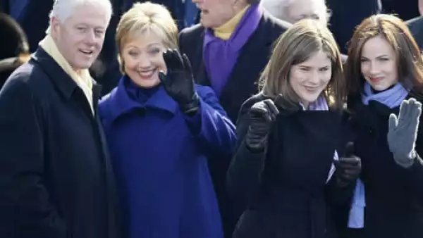 El ex presidente Bill Clinton, su esposa Hillary y sus hijas Jenna y Bárbara mandan saludos a las hijas de Obama.