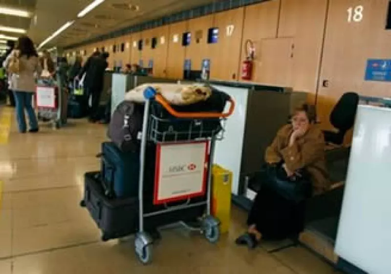 Miles de viajeros se ven afectados por las cancelaciones de vuelos en Europa. (Foto: AP)