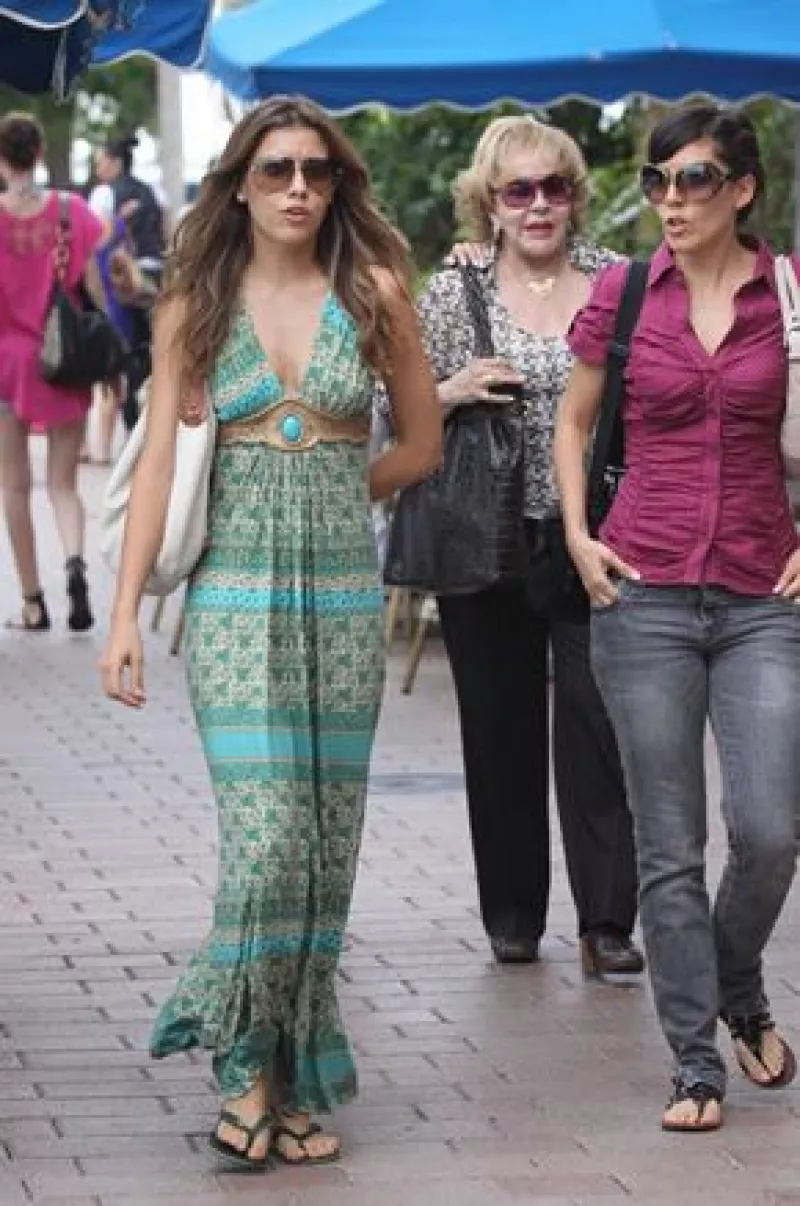 La hija de Luis Miguel, quien ha mantenido un bajo perfil desde que éste la reconociera, estuvo paseando por la Ciudad del Sol con su mamá, su tía, su prima y su bisabuela.