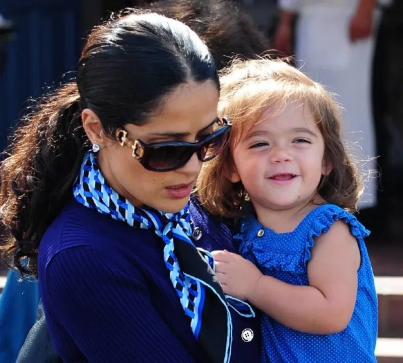 La actriz mexicana admitió en una entrevista con Jimmy Kimmel que recurrió al mercado negro para obtener una botarga no oficial de Barney para el cumpleaños de Valentina Paloma.